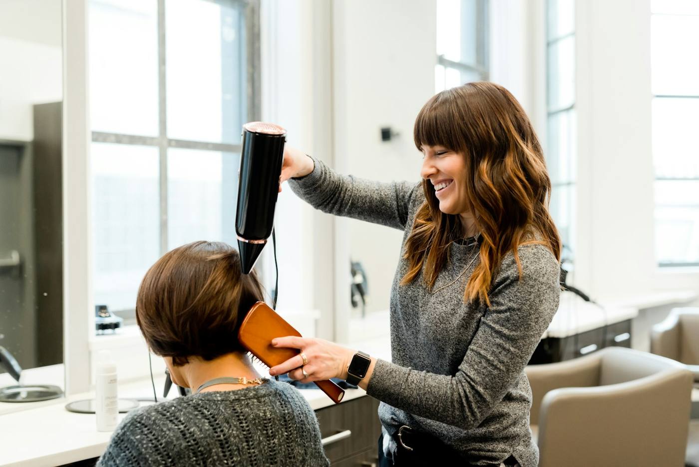 Illustration abstraite de trois postes de coiffure.