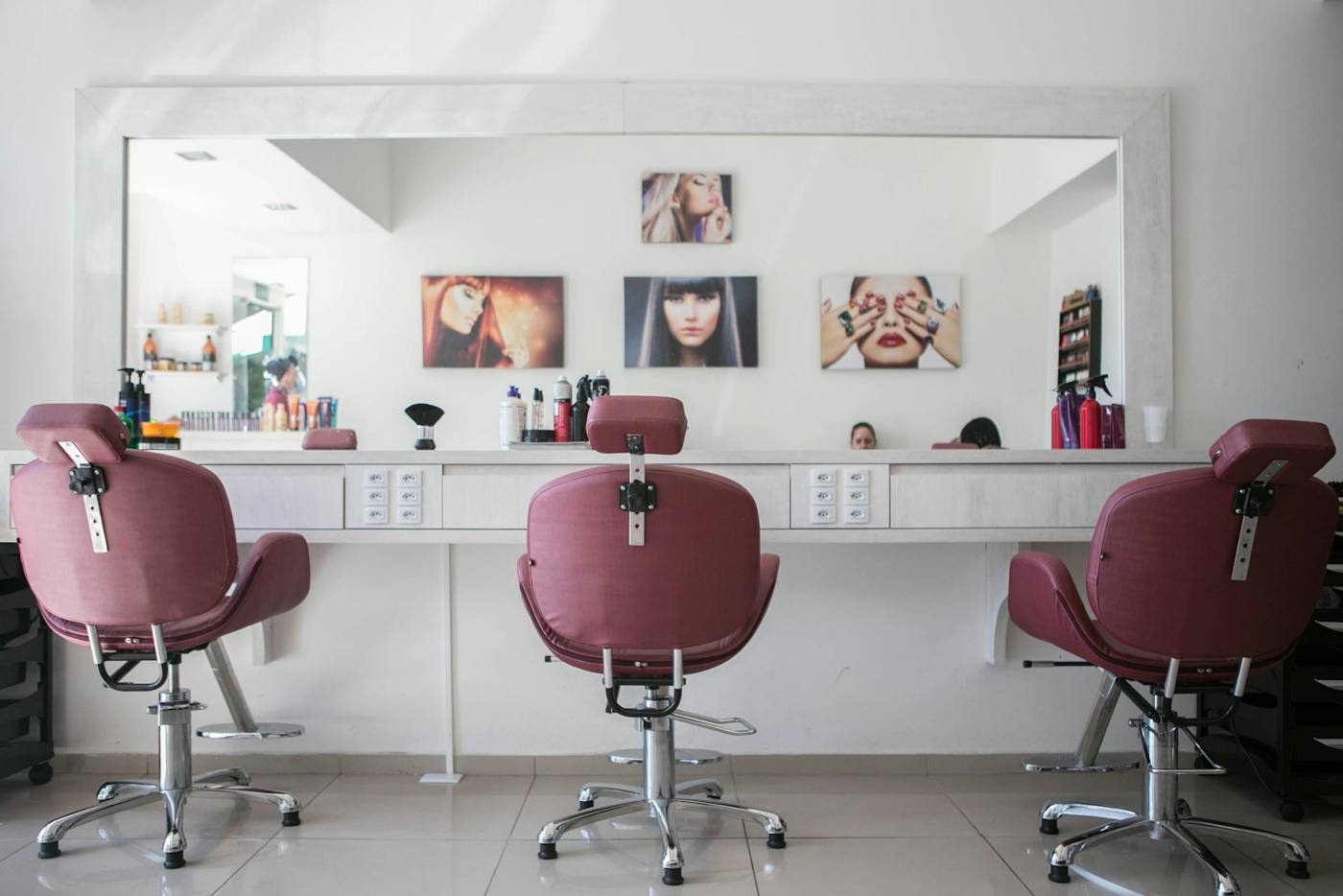 Fauteuil de salon et miroir, lumière douce.